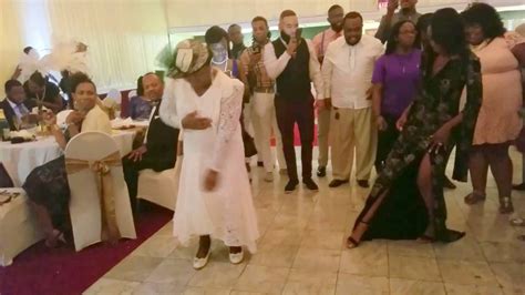 Bride praised for not waiting on mom who was late to the wedding.
